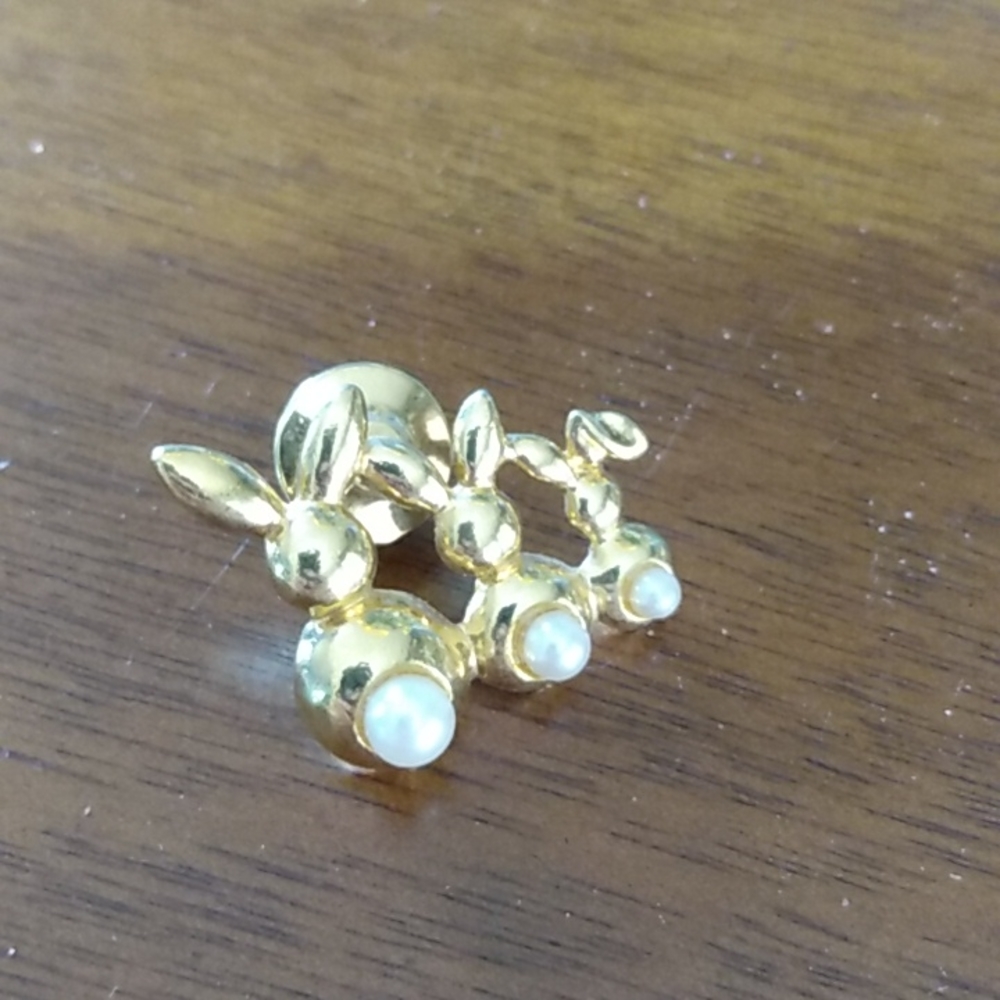 Bunny rabbit pin with pearls Avon